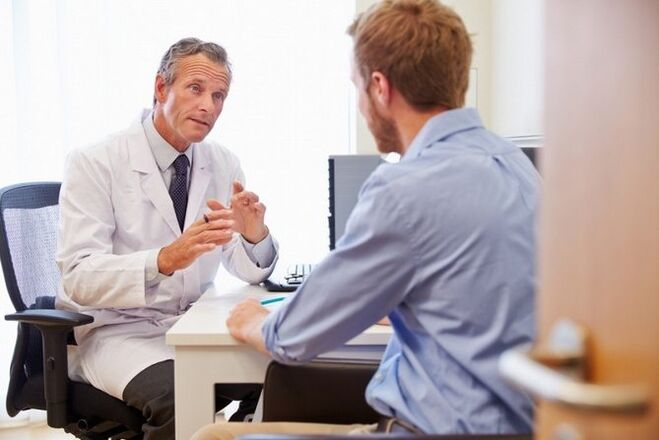 Ο ασθενής συμβουλεύεται έναν γιατρό σχετικά με λαϊκές θεραπείες για τη θεραπεία της οστεοχονδρωσίας