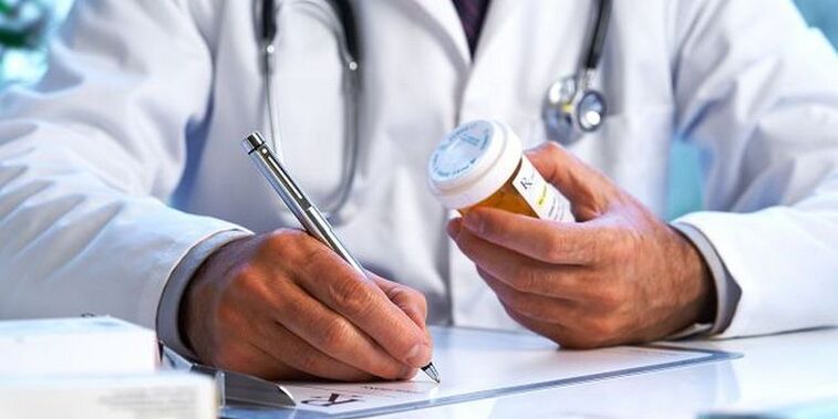 Ο γιατρός συνταγογραφεί φάρμακο για τη θεραπεία της οστεοχονδρωσίας