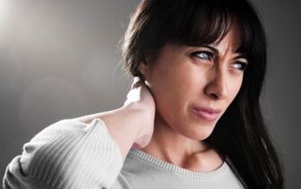 Μια γυναίκα ανησυχεί για τα συμπτώματα της αυχενικής οστεοχόνδρωσης